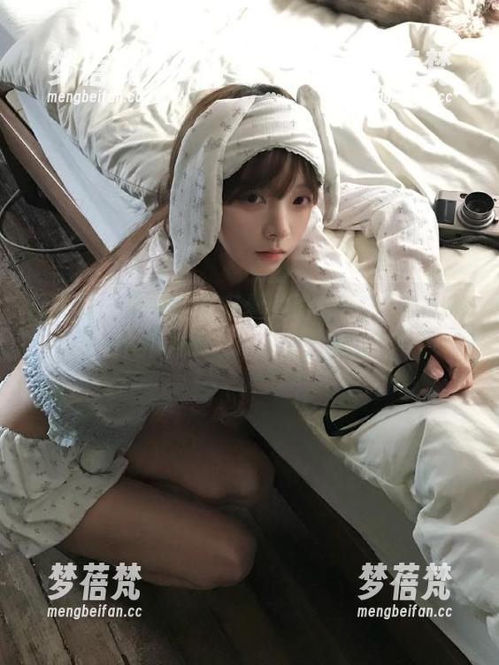 精选写真分享：在灰丝的陪伴下，探寻Addielyn(에디린)的艺术灵感