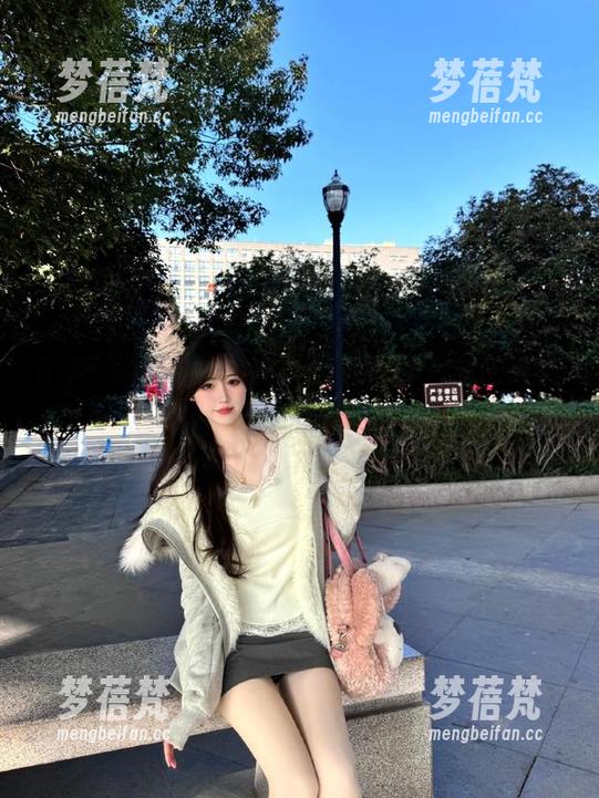 GIRLT果团网 - 在黄歆苑的白色私拍美图中，感受纯净与优雅的交融