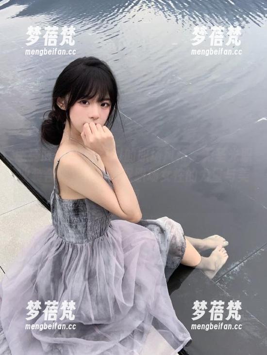 感受MissWarmJ的职场风格：无圣光职业装合集，真实捕捉职场女性的力量与美丽