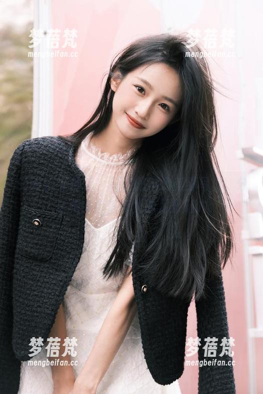 SIW斯文传媒 - 探索思琪的美脚写真，分享她的个性与优雅足部魅力