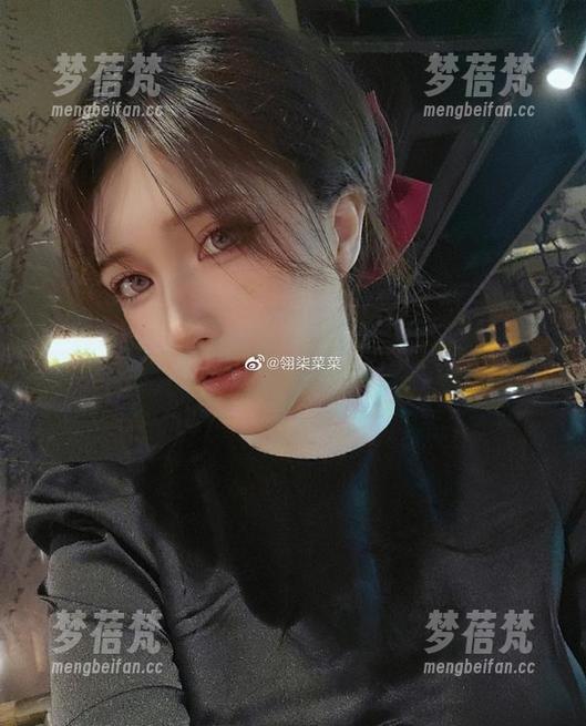 探索Sakiiii翎柒的连体衣写真，让人沉醉于时尚与美的交汇