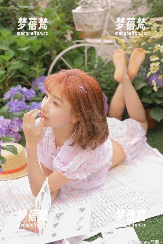 TouTiao头条女神 - 深入李由美姐姐的私拍原图，感受她对生活的热爱与追求！