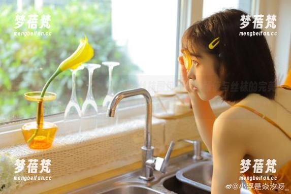 TouTiao头条女神 - 梦心玥的丝袜图包分享，颜值与丝袜的完美结合真让人害羞！