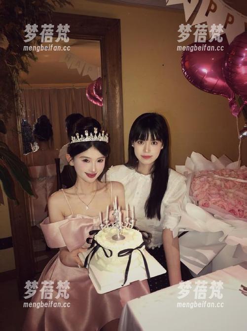 TouTiao头条女神 - 申美嫣的长腿写真的原图照片，传达出了一种独特的艺术气息与个人魅力的融合