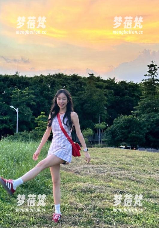 TouTiao头条女神 - 莫小希的户外写真套图：无圣光，捕捉自然中的每个动人瞬间