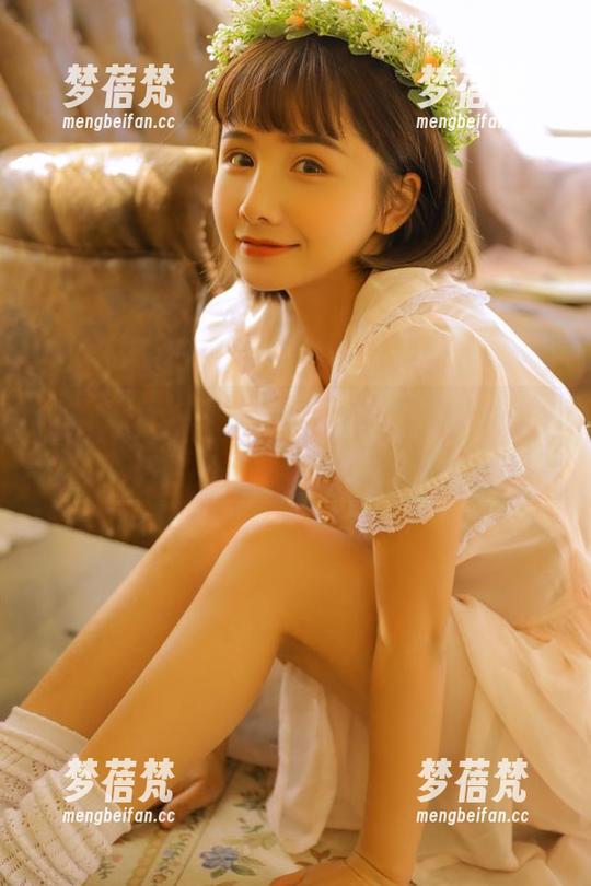 TouTiao头条女神 - 陈怡曼红裙写真独家分享，图库带你领略别样的视觉盛宴！
