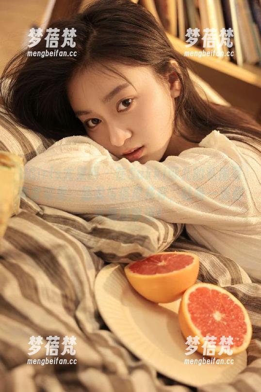 UGirls尤果网 - 在Sukki可儿的私房写真套装里，温柔与俏皮并存，让每一张都充满故事感！