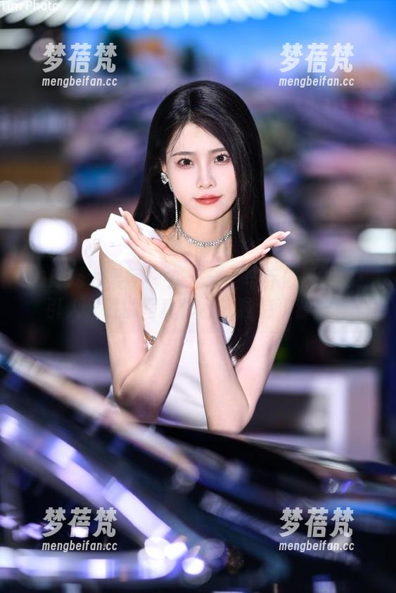 UGirls尤果网 - 在天台上与乔依琳合影：引人入胜的写真作品和独特资源推荐