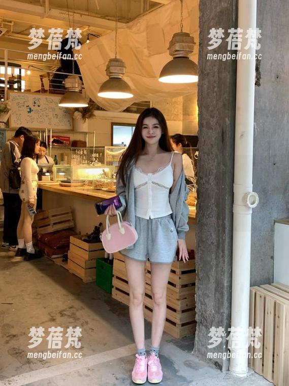 UGirls尤果网 - 探索张栩菲的夏日纪念册，最近图片更新完美捕捉了夏天的自由与纯真