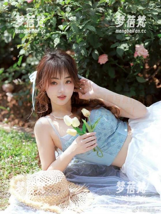 UGirls尤果网 - 赵伊彤的制服写真作品集，精致分享展现个性与魅力并存！
