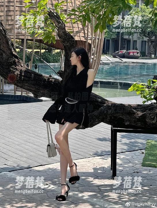 UGirls尤果网 - 私拍图集揭秘：赵娜娜女神的优雅姿态与迷人眼神，令人心动不已
