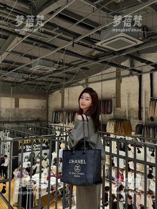 UGirls尤果网 - 不容错过的最新金子熙浴缸写真套图，带你领略性感与艺术的结合！