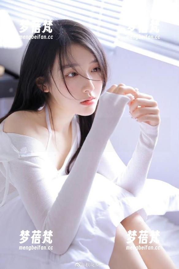 探索Vinnegal的美脚写真套图，感受艺术与美丽交融的瞬间