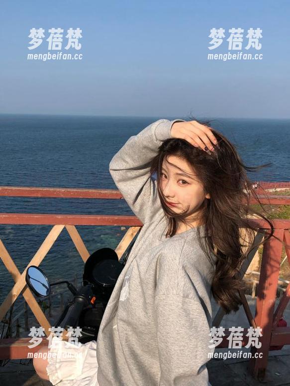 XINGYAN星颜社 - 观看转转Lisa的红裙写真，领略她在镜头前的自然与优雅！