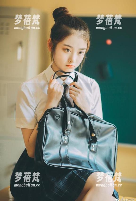 Xiuren秀人网-BABY_柒 Xiuren秀人网 - BABY_柒修女的写真套图:在光影之间揭示内心深处的秘密与宁静