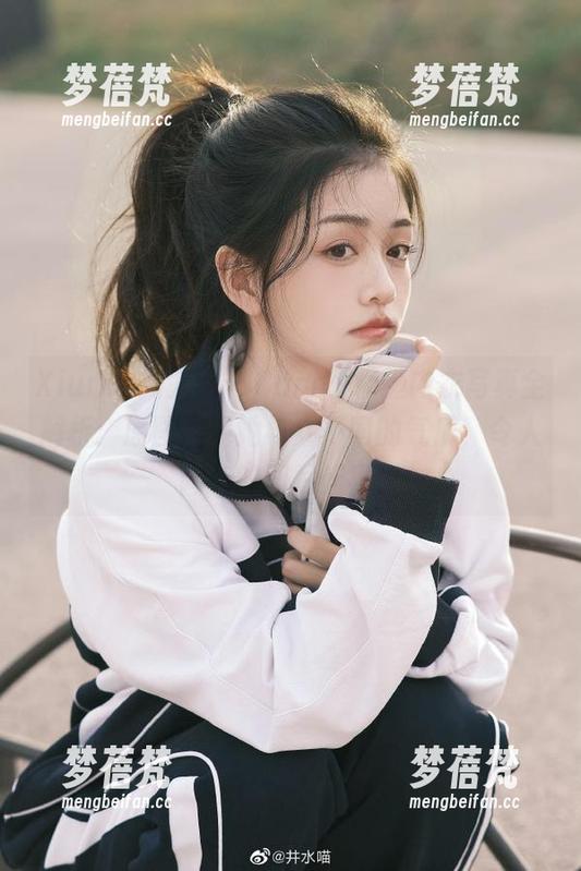 Xiuren秀人网 - Candy糖糖内衣写真全解析：原图展现她与众不同的气质，令人陶醉的图片盛宴！