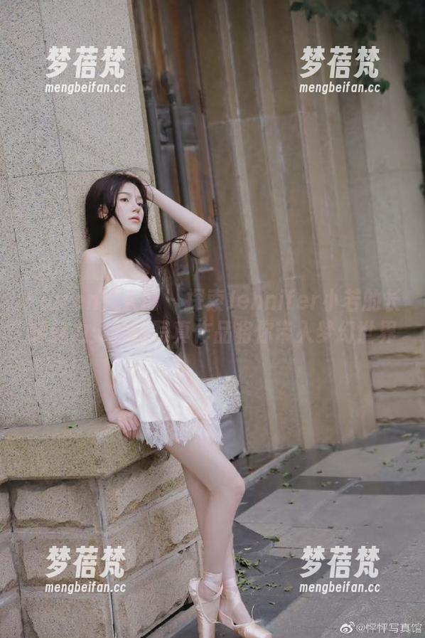 Xiuren秀人网 - 探索Jennifer小若的长腿魅力：她的写真作品将你带入梦幻世界