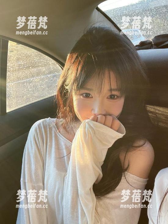 Xiuren秀人网 - 全新高清分享：王婉悠Queen圣诞写真作品的温暖瞬间