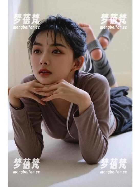 Xiuren秀人网 - 白白Alina写真剧情系列合集，网盘链接让美图随时随地享受！
