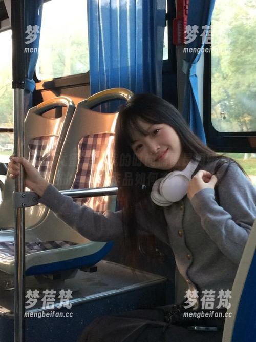 YouMi尤蜜荟 - 我的时尚偶像是周妍希：看她的连衣裙作品如何在网盘绽放