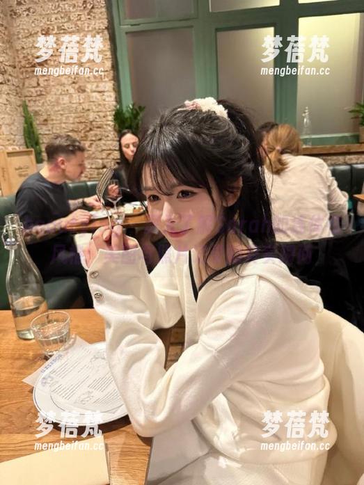beautyleg-Sarah beautyleg - 深入了解Sarah的连体衣风格:美图与照片记录的真实瞬间