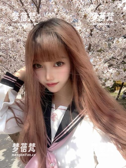 亲密接触eloise软软的夏日，探索她最新的在线作品与私密瞬间！