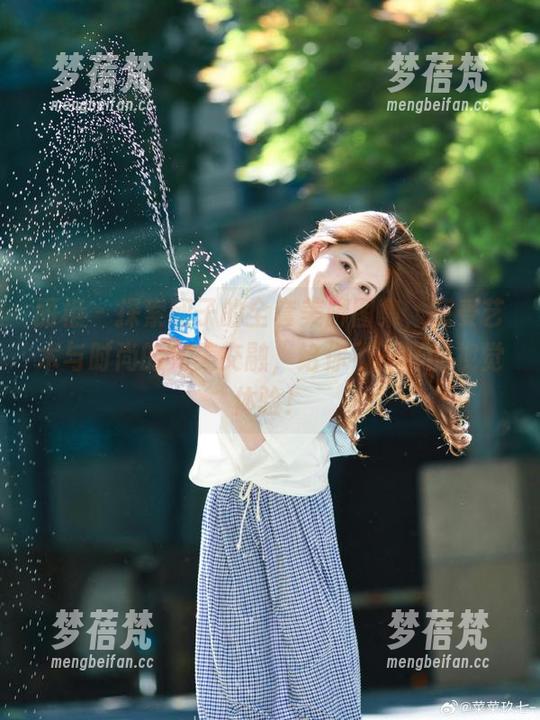 丽柜 - 探索团子的全套美脚图集，感受艺术与时尚的完美交融，给你不一样的视觉体验！