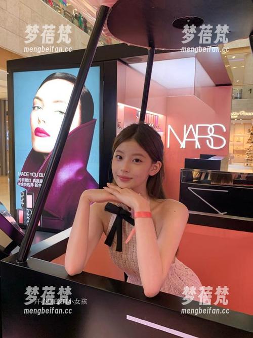 丽柜 - 在天使的光芒下：尔尔的最新图片更新，完美诠释她的魅力