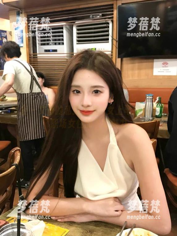 丽柜 - 文静的私拍之旅：女上司作品揭示职场女性的多面魅力