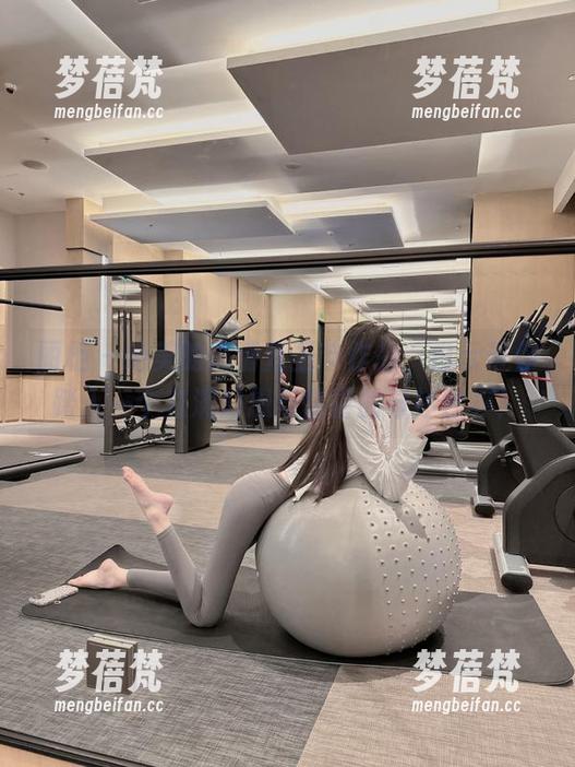 丽柜 - 绝美的高清万圣节作品，白云带你踏入一个充满幻想与惊喜的奇妙世界！