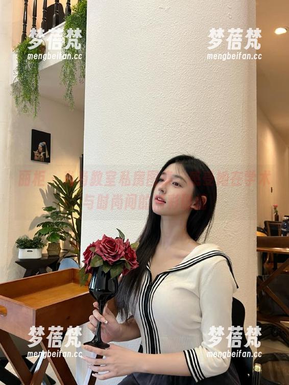 丽柜 - 肖肖教室私房图集，感受她在学术与时尚间的精彩碰撞