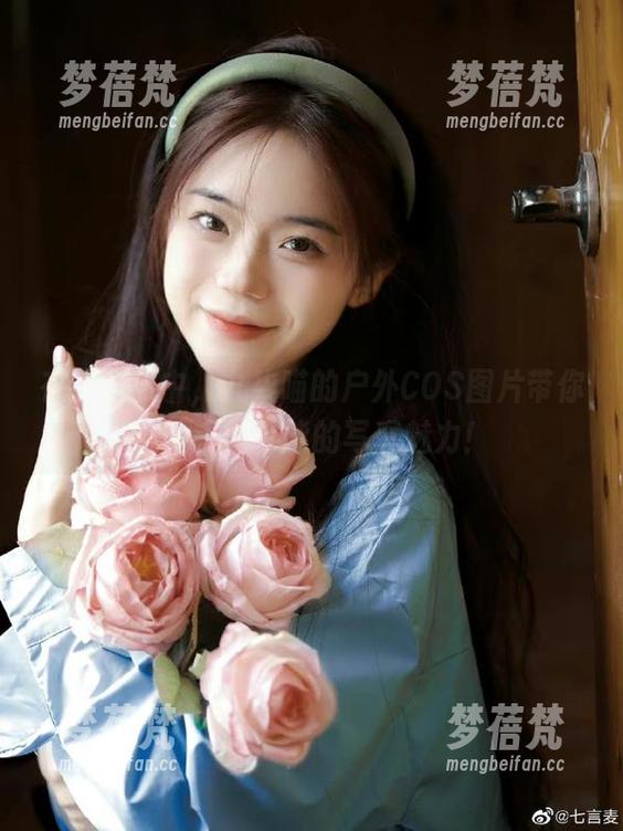 在大自然中，九柒喵的户外COS图片带你体验无限可能的写真魅力！