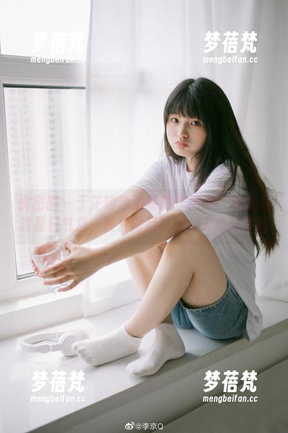 微密圈 - 于芷晴泳池摄影作品集：原图流露夏日气息，照片背后故事令人心醉神迷