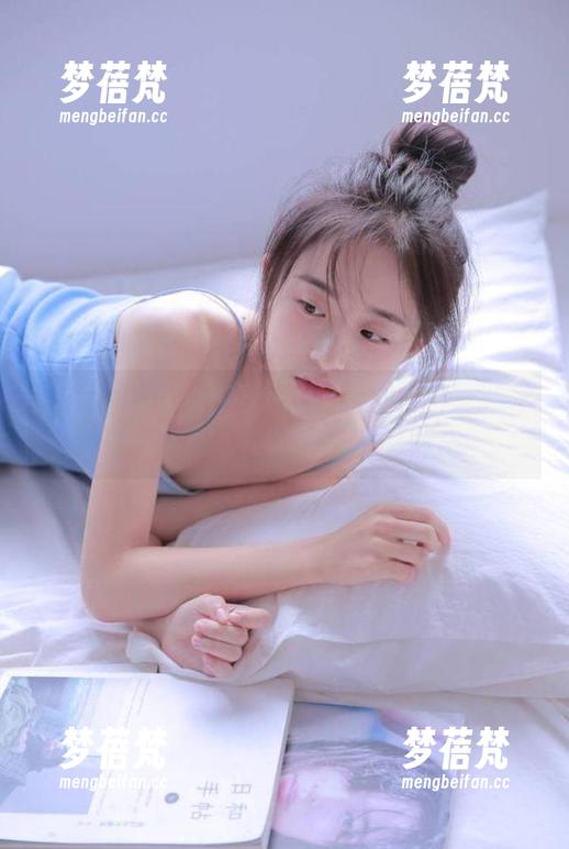克拉女神 - 置身于YOYO泳装作品的世界，图集记录了无尽的夏日梦想