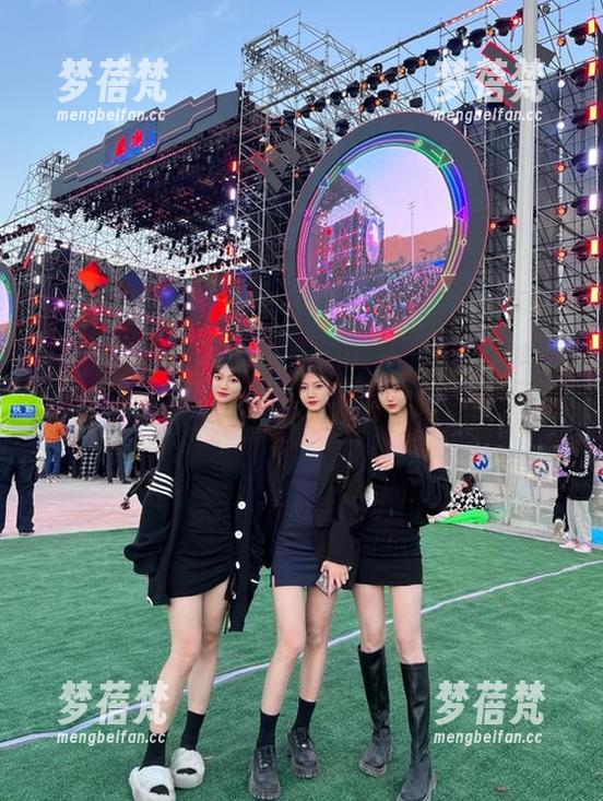 克拉女神 - 独家发布：可免费下载的依娜丝海边写真，让你的桌面充满海洋气息