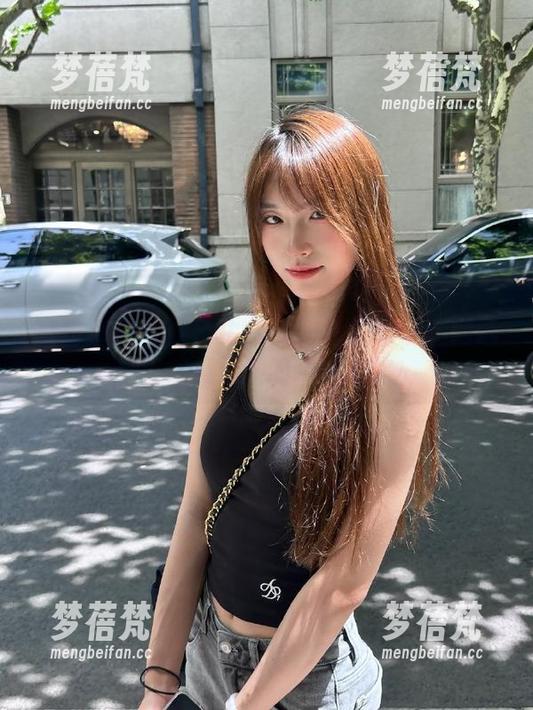 克拉女神 - 妮子牛仔裤的时尚表现：精选图库展示她的个性风格