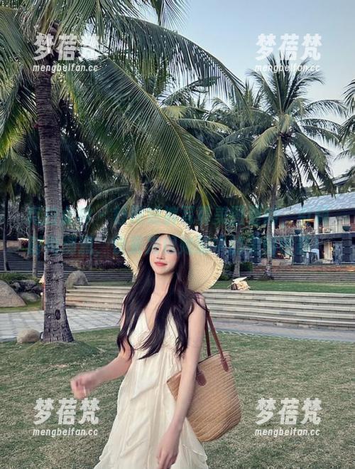克拉女神 - 舒彤短裤写真美图更新，引领时尚潮流，快来发现她眼中的美丽世界！