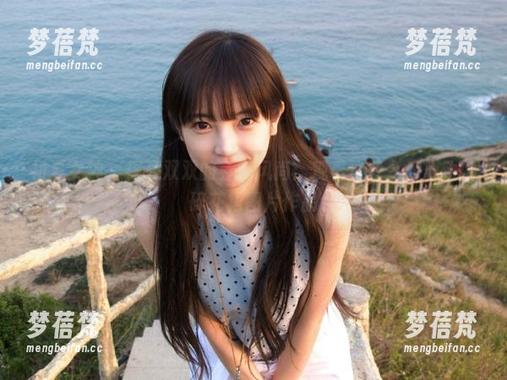 初夏女神 - 探索双双的春季风尚：观看这些令人心动的碎花裙图片作品