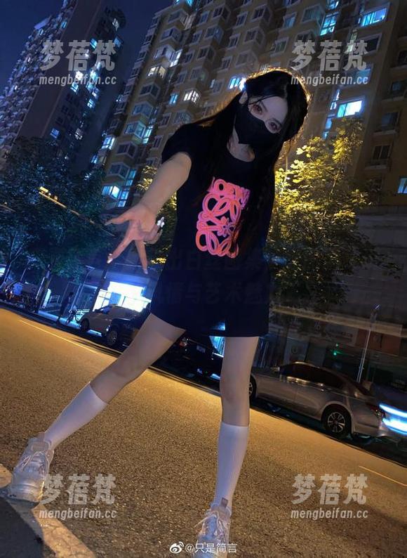 只是简言全新推出白丝图集，原图展示别样风情与艺术魅力