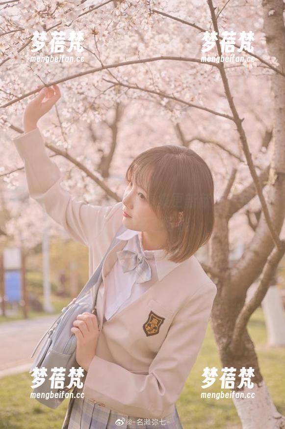 名赖弥七最新女孩写真集更新献上，探寻青春的多种可能