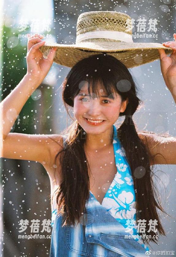 头条女神 - Coco的办公室写真图册，捕捉她的日常与微笑
