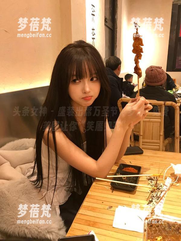 头条女神 - 盛装出席万圣节，梦心玥免费美图让你“笑靥如花”！