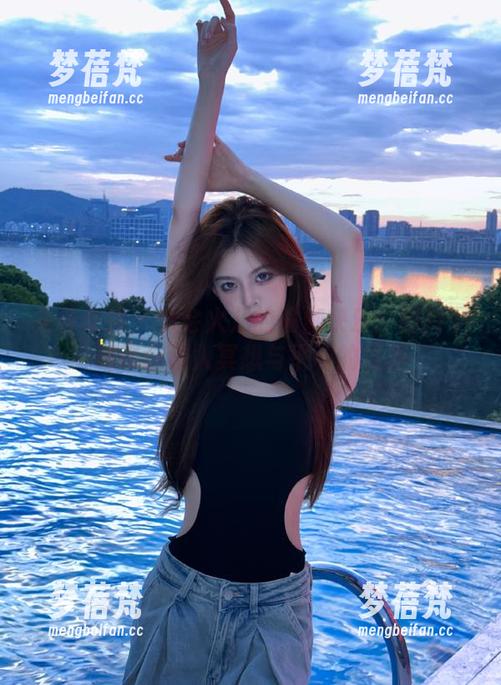 头条女神 - 体会火儿的瑜伽快乐：图片下载带你进入冥想与平和的境界