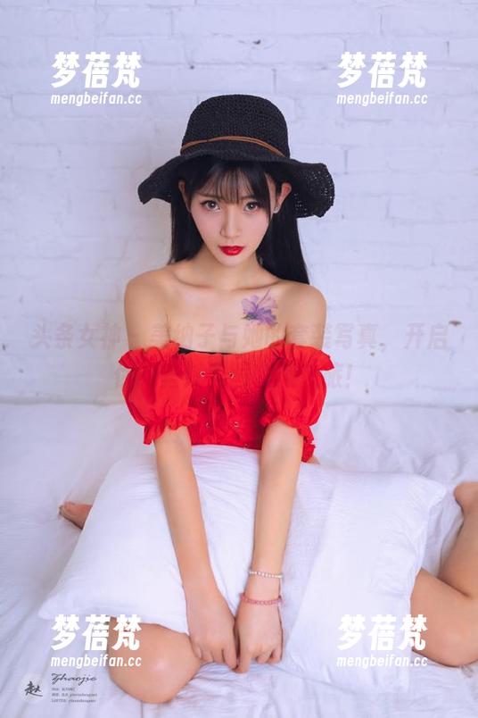 头条女神 - 美纳子与她的套装写真，开启你的壁纸美图收藏之旅！