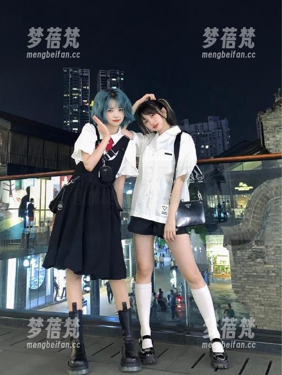 头条女神 - 钟晴的夏日清风写真，高清美图捕捉每一缕清凉心情