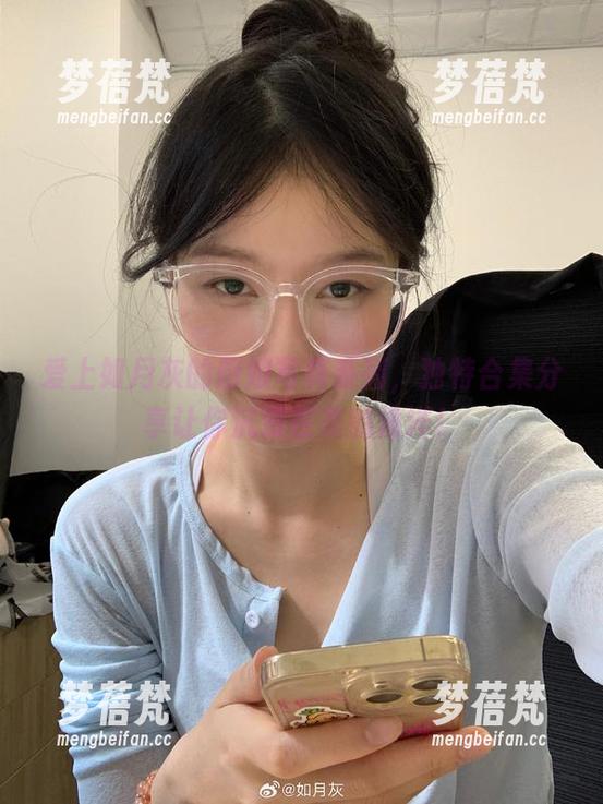 爱上如月灰的厨娘写真系列，独特合集分享让你沉浸在美的海洋！