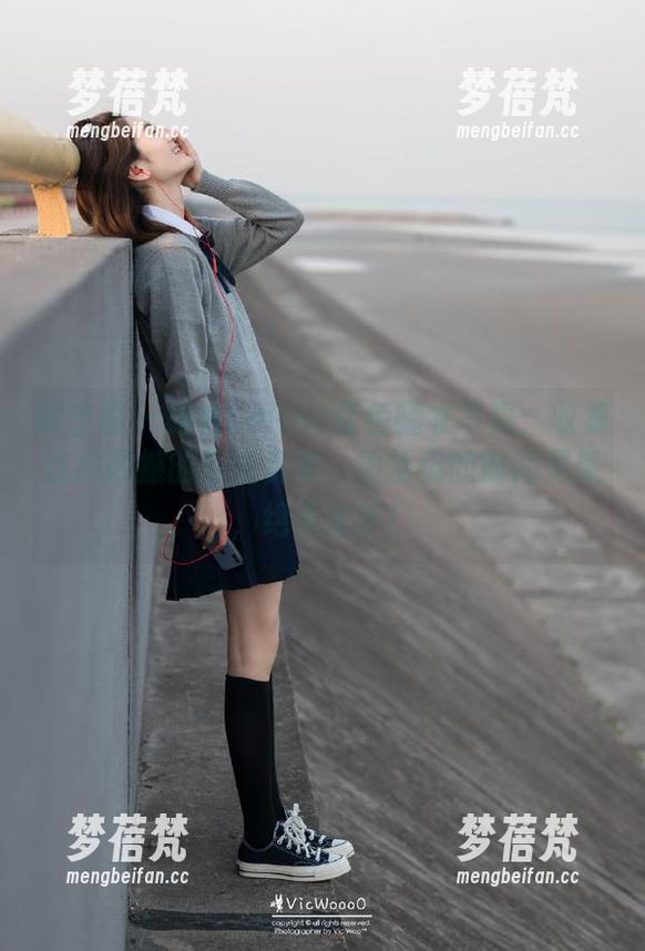 微密圈 - 姐姐Lalion红色睡衣写真：收集这组震撼的原图资源，重拾你的时尚灵感，绝不失手！
