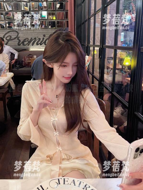 图包大放送！小小奶瓶儿的白丝分享，快来围观她的搞笑时刻！