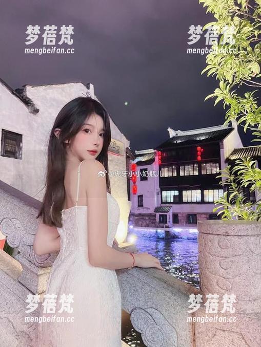 小小奶瓶儿的秘密写真图集：见证年轻艺术家的创作历程与灵感
