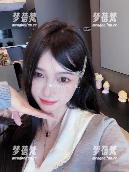 在小小奶瓶儿的户外写真福利中，探索摄影与自然的完美结合！